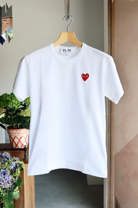 PLAYプレイコムデギャルソン ワンポイントTシャツ RED HEART (WHITE)