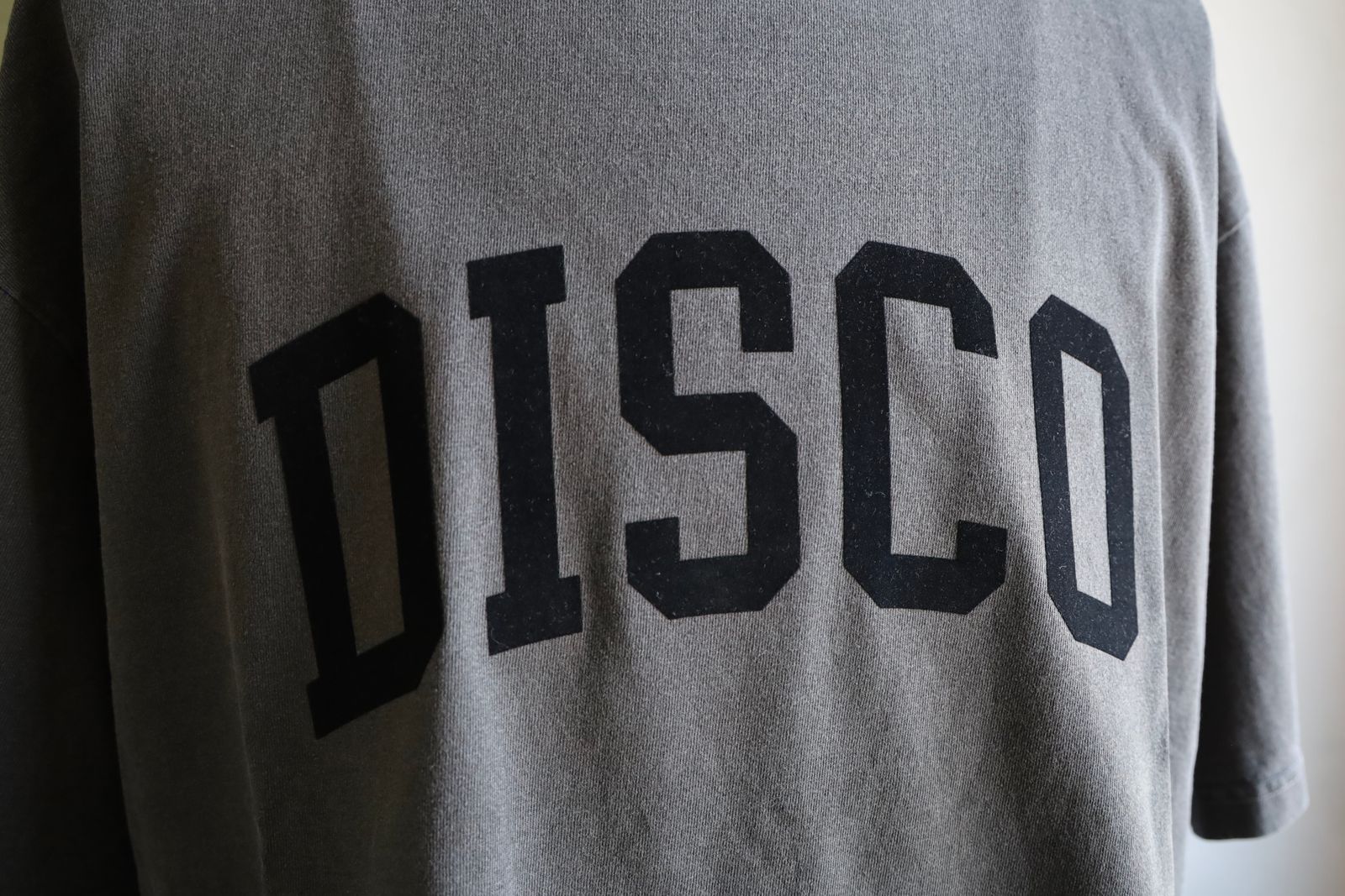 イズネスミュージック 25SS DISCO FLOCKY PRINT T-SHIRT(IMP5_12_FLDISCOT01)SUMI(CHARCOAL)