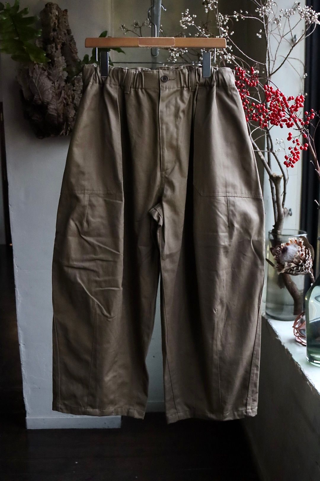 is-ness - イズネス 24SSバルーンベイカーパンツBALLOON BALER PANTS (1006SSBALOONPT01)BEIGE |  mark