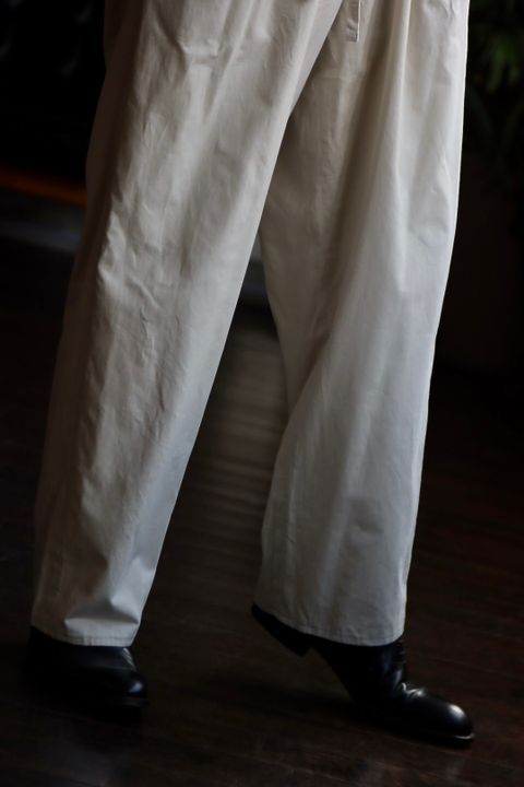 blurhms Selvage Twill Button Tuck Easy Pantsスタイル