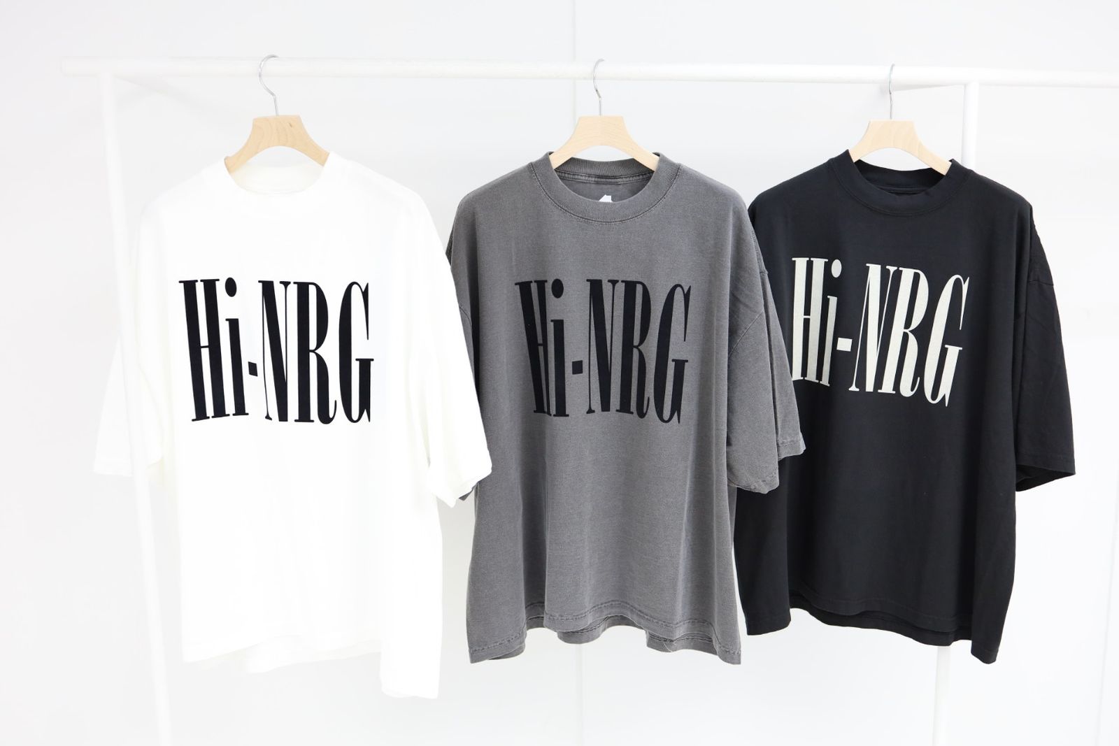 イズネスミュージック 26SS HI-NRG FLOCKY PRINT T-SHIRT(IMP7_28_HI-NRG5ST01)WHITE☆新作発売！