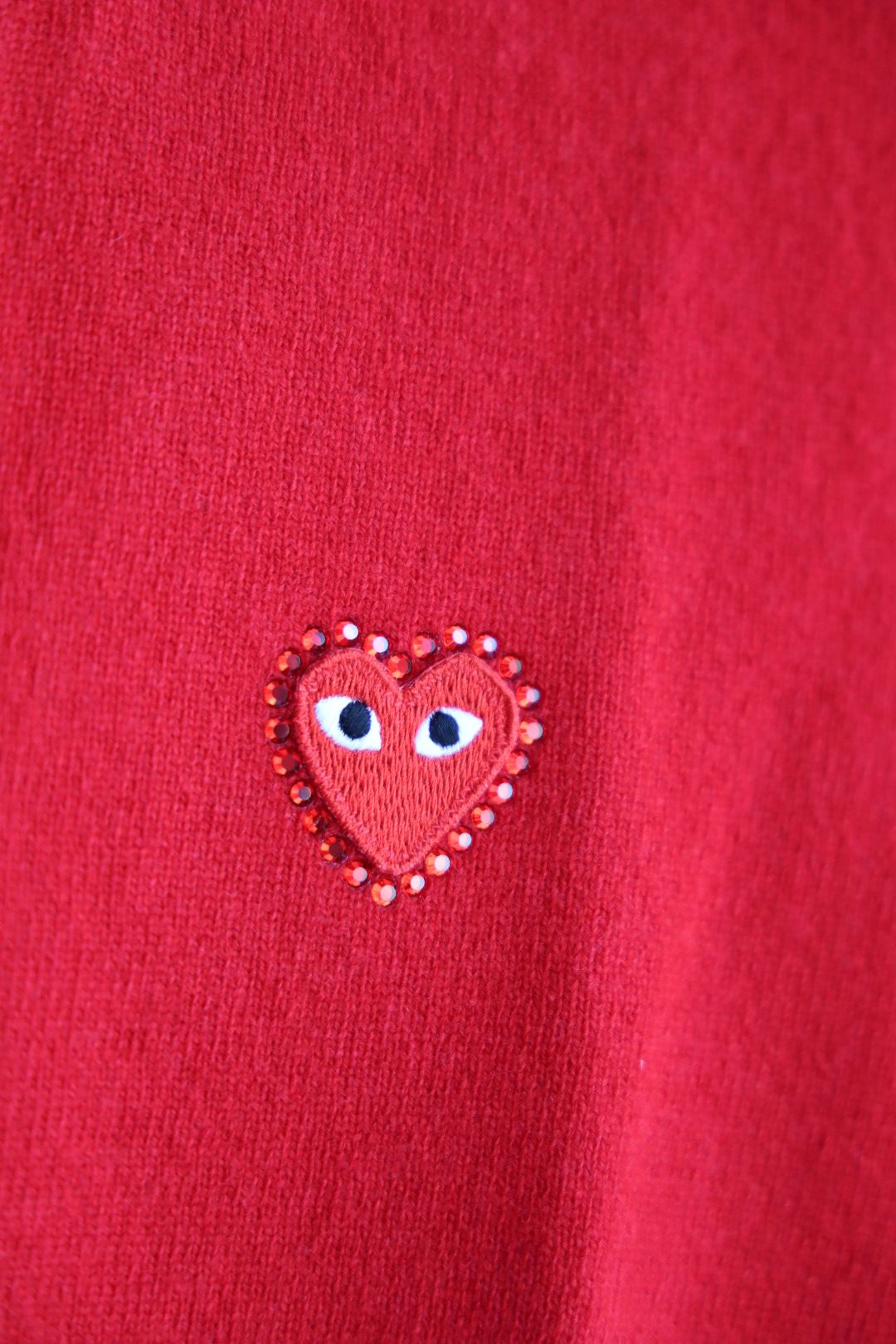 プレイコムデギャルソン ROUND NECK RHINESTONE CARDIGAN (RED/RED HEART)