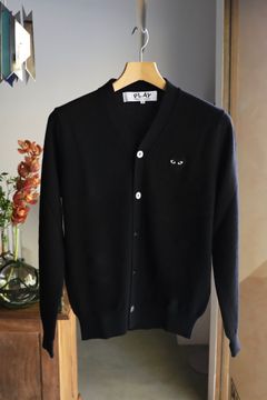 プレイコムデギャルソン V-NECK CARDIGAN (BLACK/BLACK HEART)