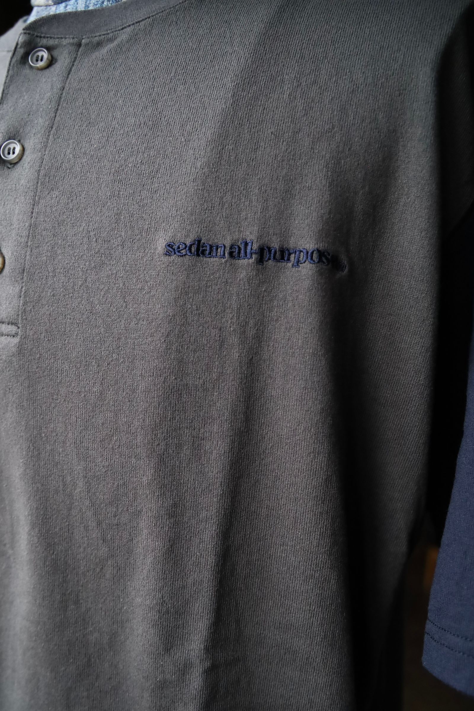 セダンオールパーパス SS25 Henleyneck Baseball Tee(SD25S-CT05)Charcoal×Navy
