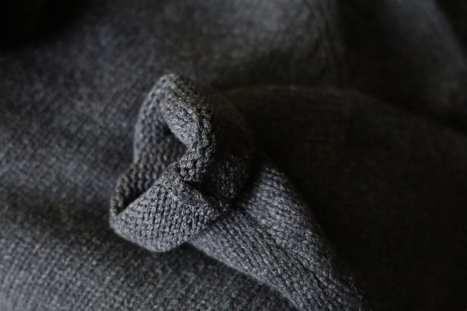 アプレッセ Roll Neck Sweater(24AAP-03-08K)CHARCOAL
