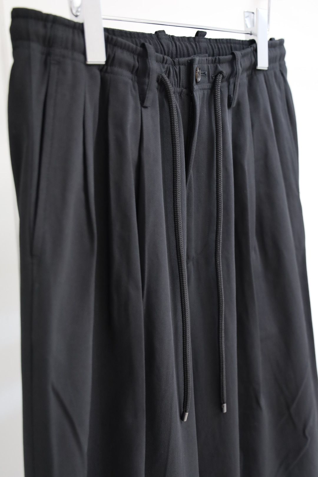 マーカウェア 26SS  60/2オーガニック強燃ボイル3/2ツイル / トリプルプリーテッドイージートラウザーズ(A26A16PT02C) Black☆新作発売！