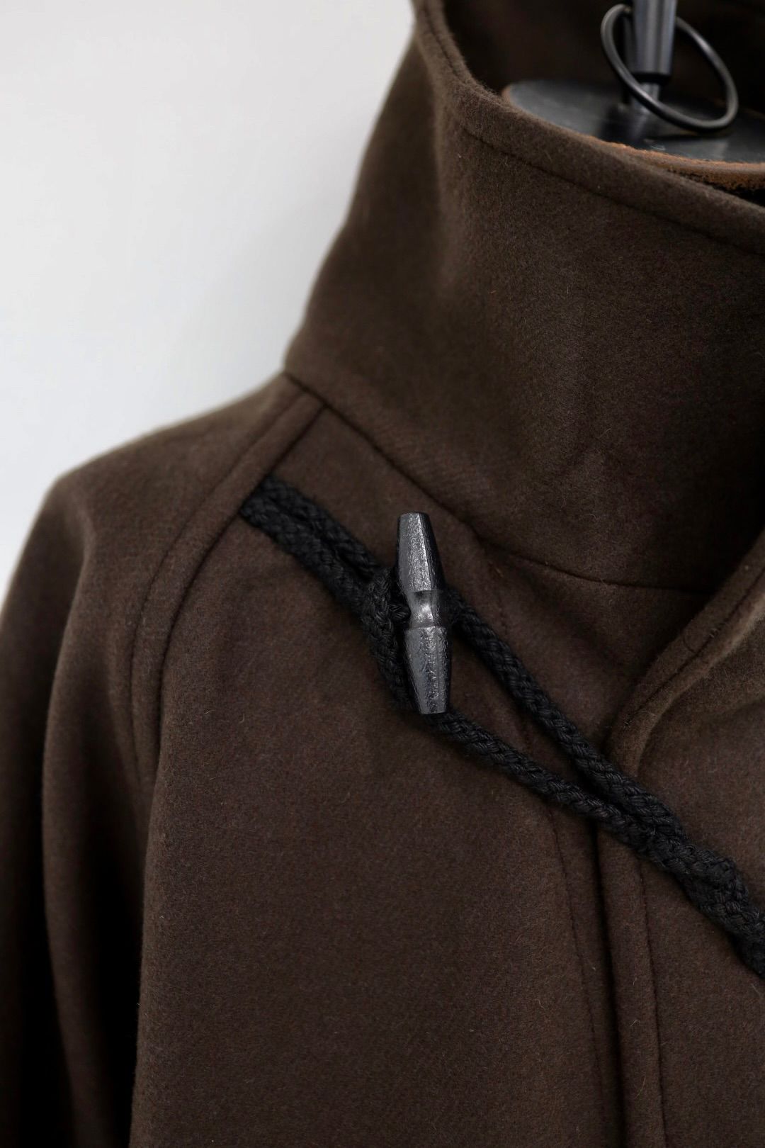 イズネス26AW  Duffle Smock Coat(26AW_34_1007AWCOAT02)BROWN☆10月10日(土)発売！