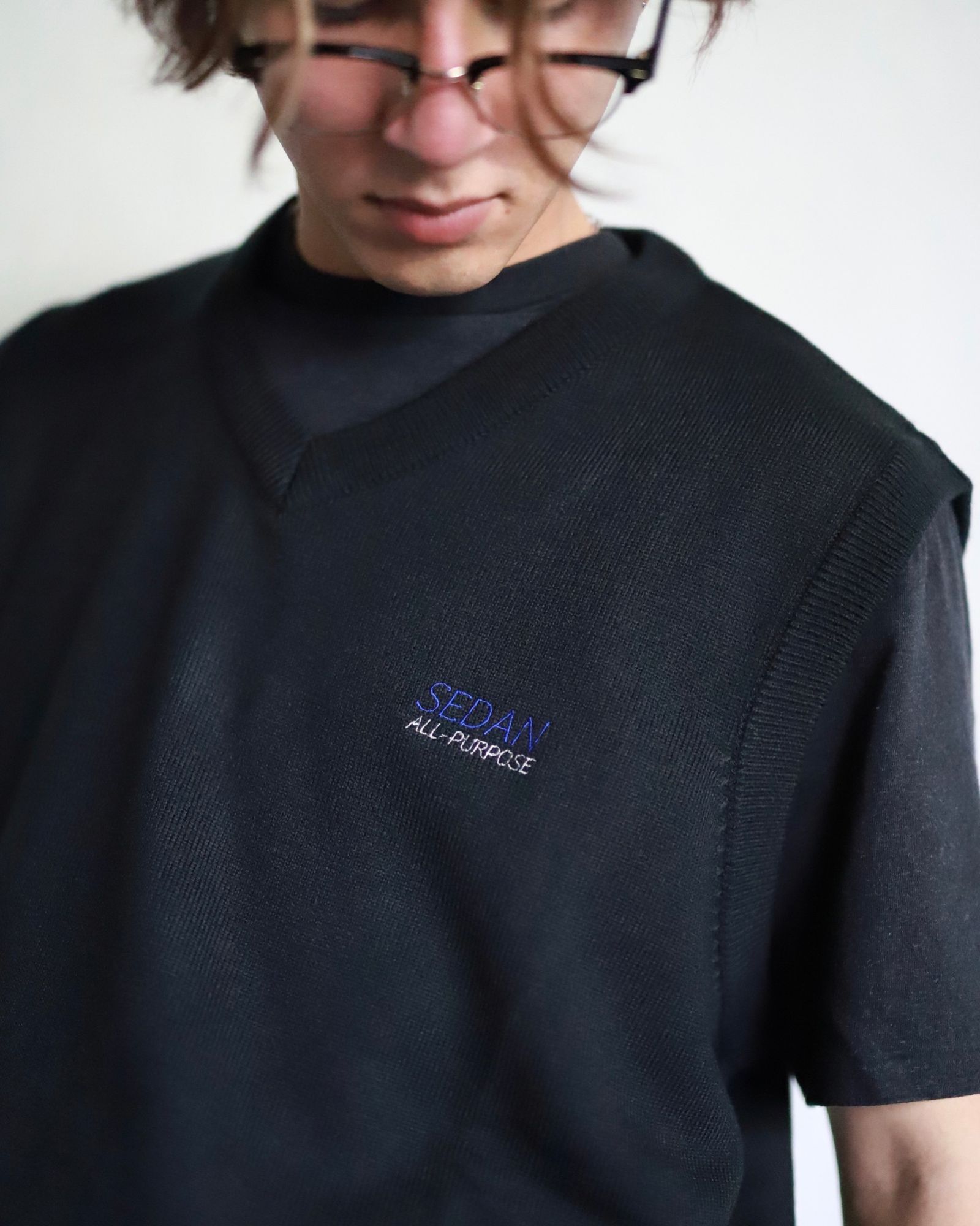 SEDAN ALL-PURPOSE 23FW TECH LOGO KNIT VESTスタイル