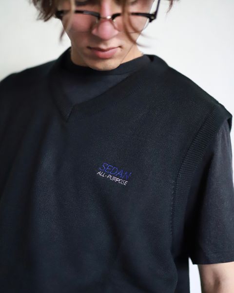 SEDAN ALL-PURPOSE 23FW TECH LOGO KNIT VESTスタイル