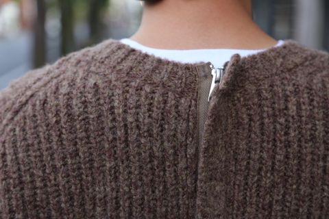 YOKE 3G BACK ZIP RIB CREW NECK"BEIGE"style.9.23.