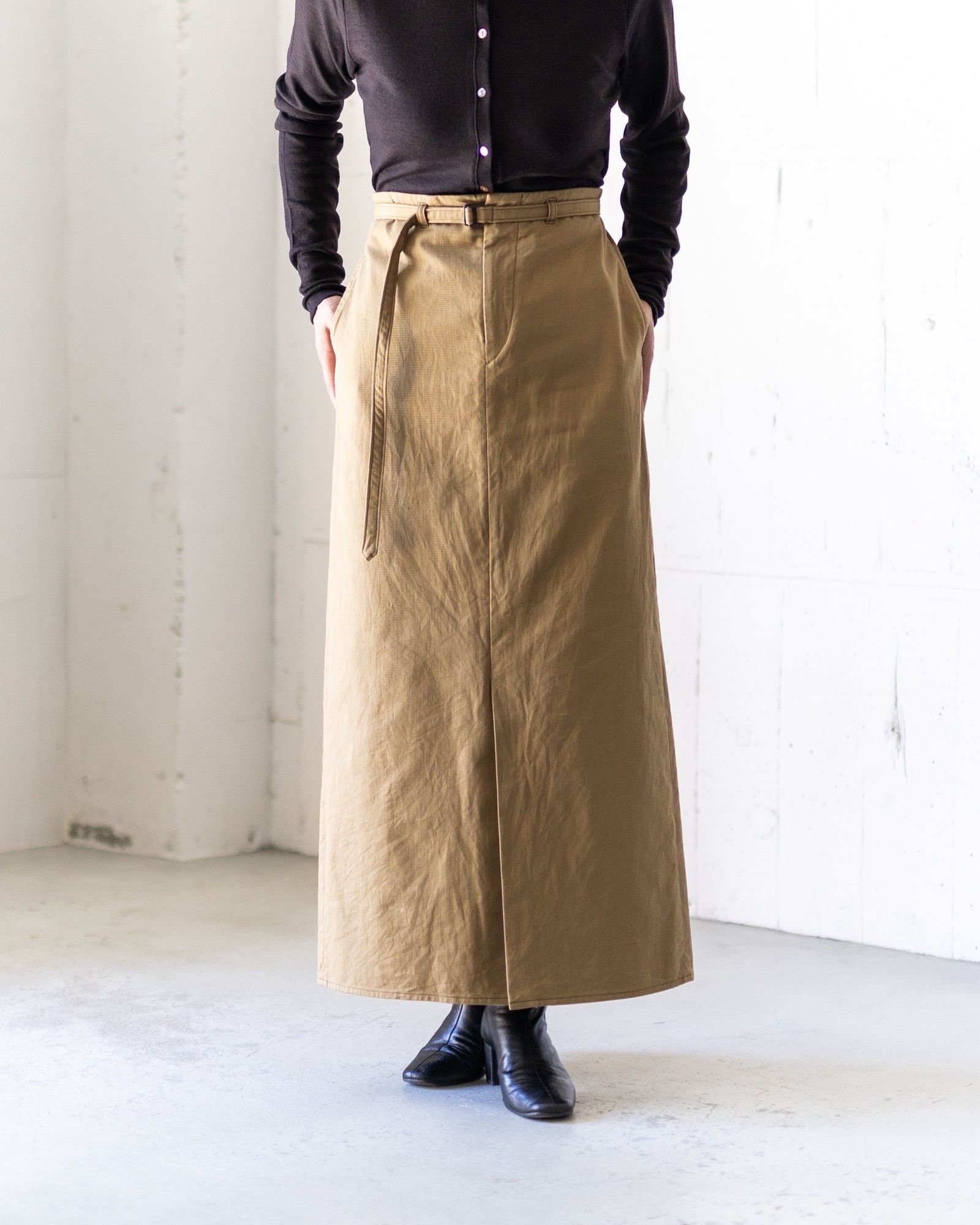 【未使用タグ付き】blurhms ベージュ テーパード パンツ ブラームス 春夏 blurhms (ブラームス) Brushed Twill Belted Trousers