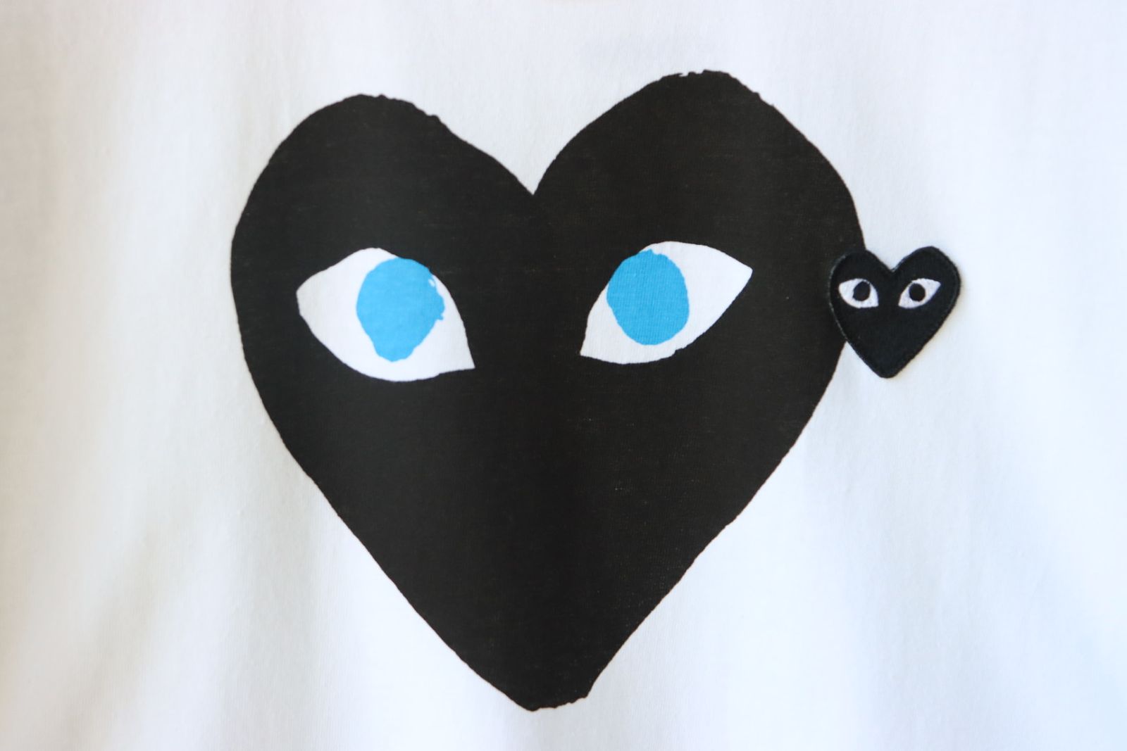PLAYプレイコムデギャルソン BLUE EYES Tシャツ(BLACK HEART)