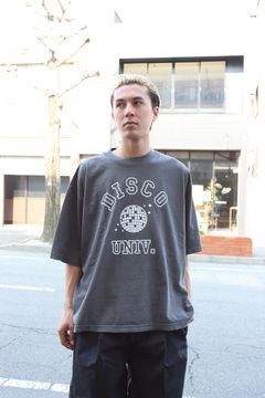イズネスミュージック 25SS DISCO UNIV. T-SHIRT(IMP5_09_DISCO UNV T01)SUMI(CHARCOAL)