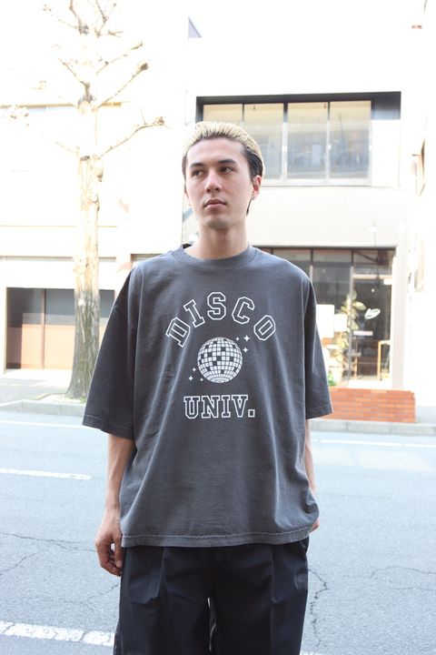 イズネスミュージック 25SS DISCO UNIV. T-SHIRT(IMP5_09_DISCO UNV T01)SUMI(CHARCOAL)