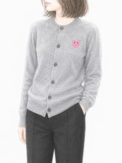 プレイコムデギャルソン ROUND NECK CARDIGAN PINK EMBLEM(AX-N098-051)LIGHT GREY-PINK EMBLEM☆7月5日(日)発売！