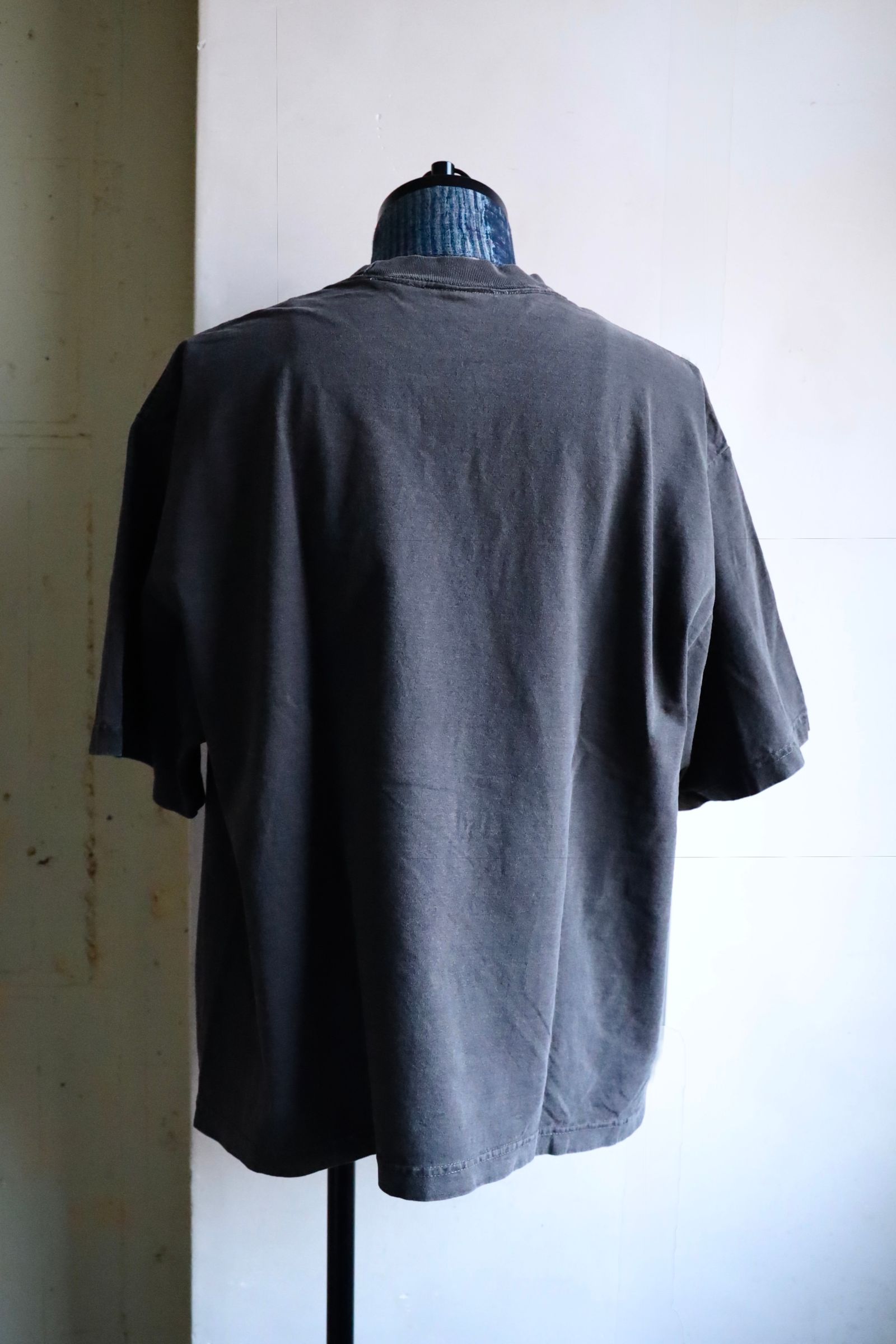 イズネスミュージック 25SS HOUSE RHYTHM T-SHIRT(IMP5_07_HOUSERHYTHMT01)SUMI(CHARCOAL)