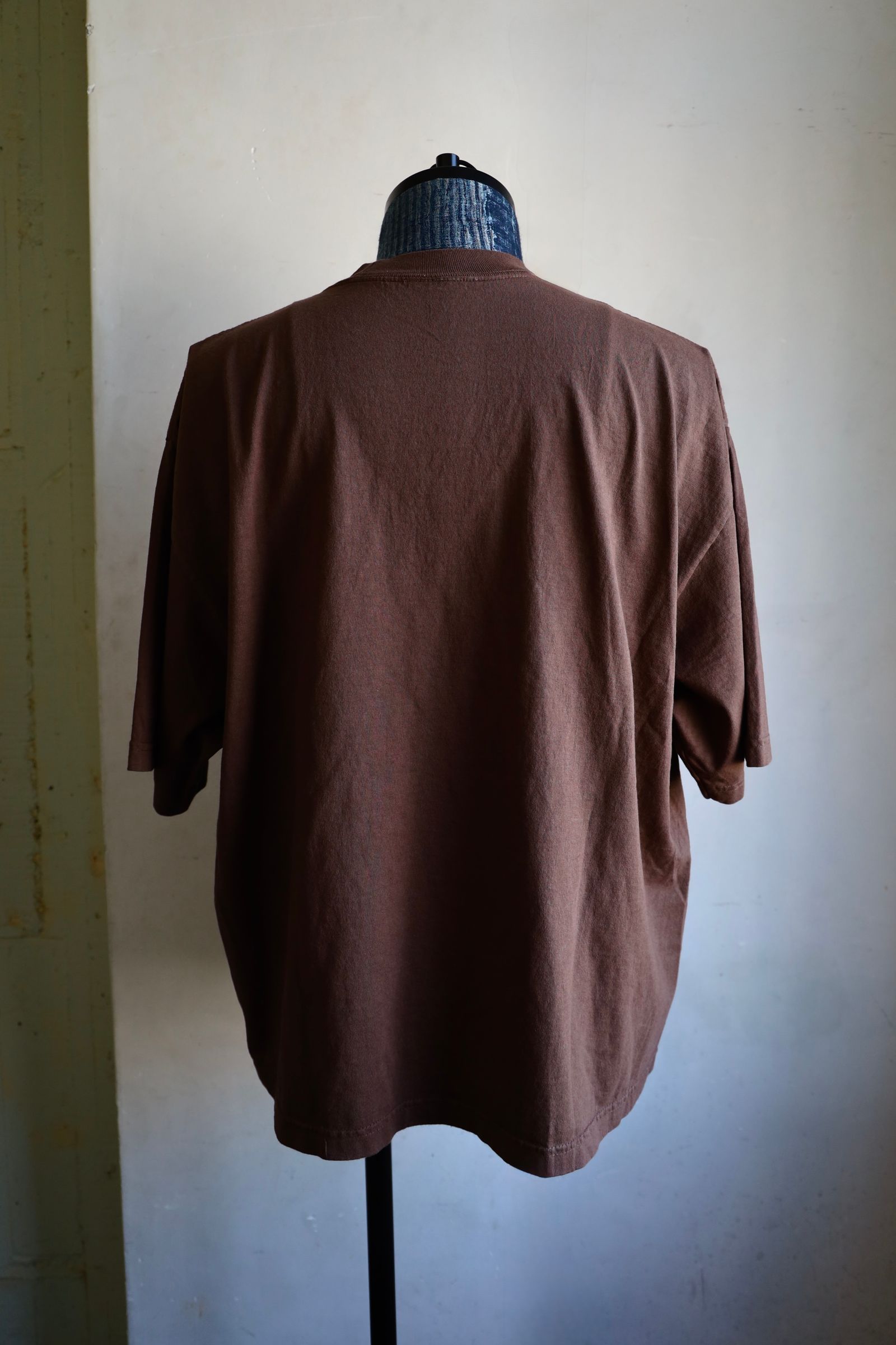 イズネスミュージック 25SS HOUSE FLOCKY PRINT T-SHIRT(IMP5_10_FLHOUSET01)BROWN