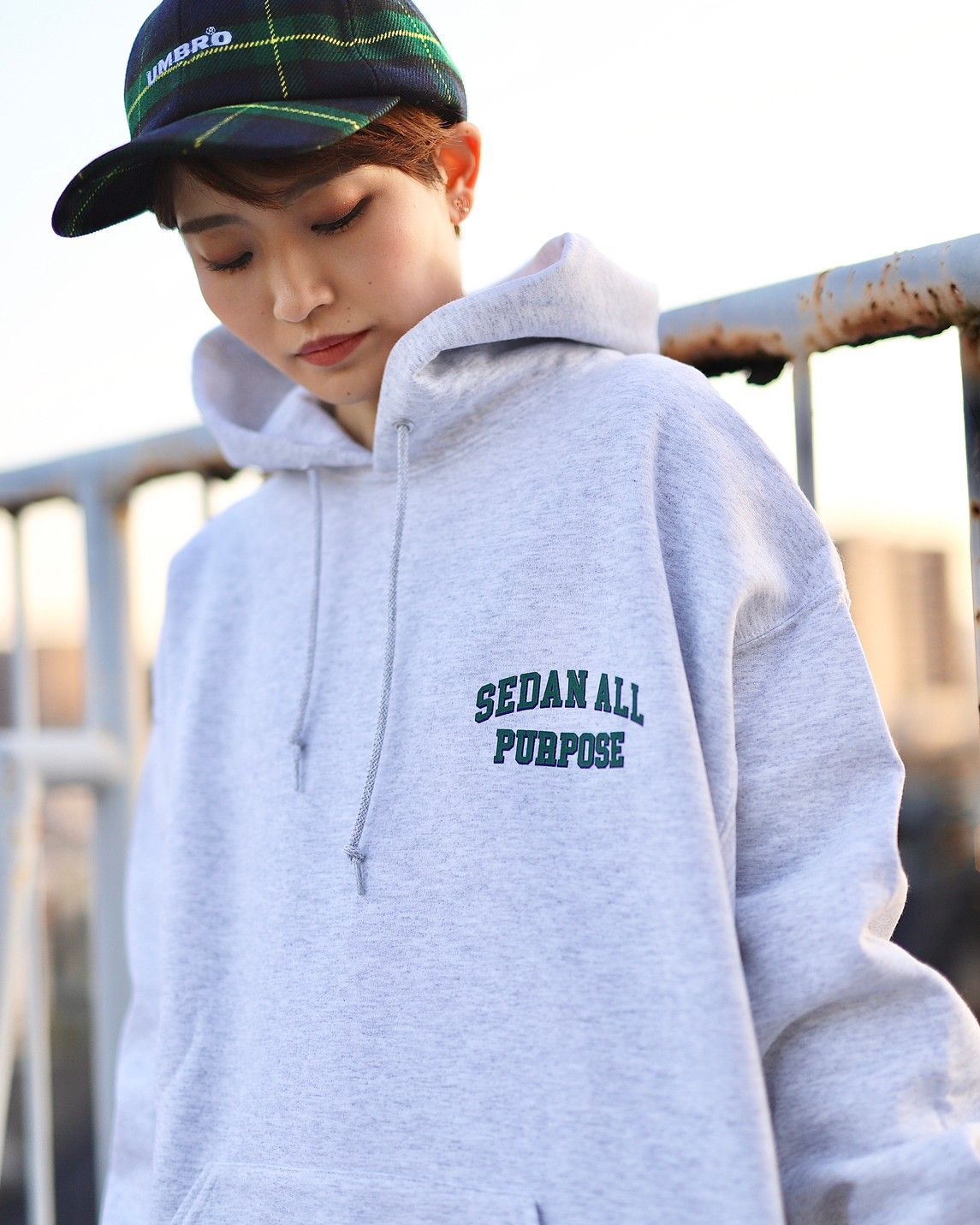 セダンオールパーパスFW23 COLLEGE LOGO HOODIE(SD23F-CT04)ASH