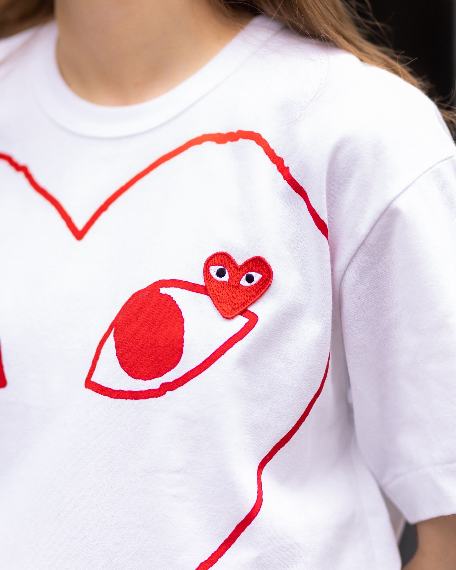 PLAYプレイコムデギャルソン RED EMBLEM Tシャツ(WHITE/RED)