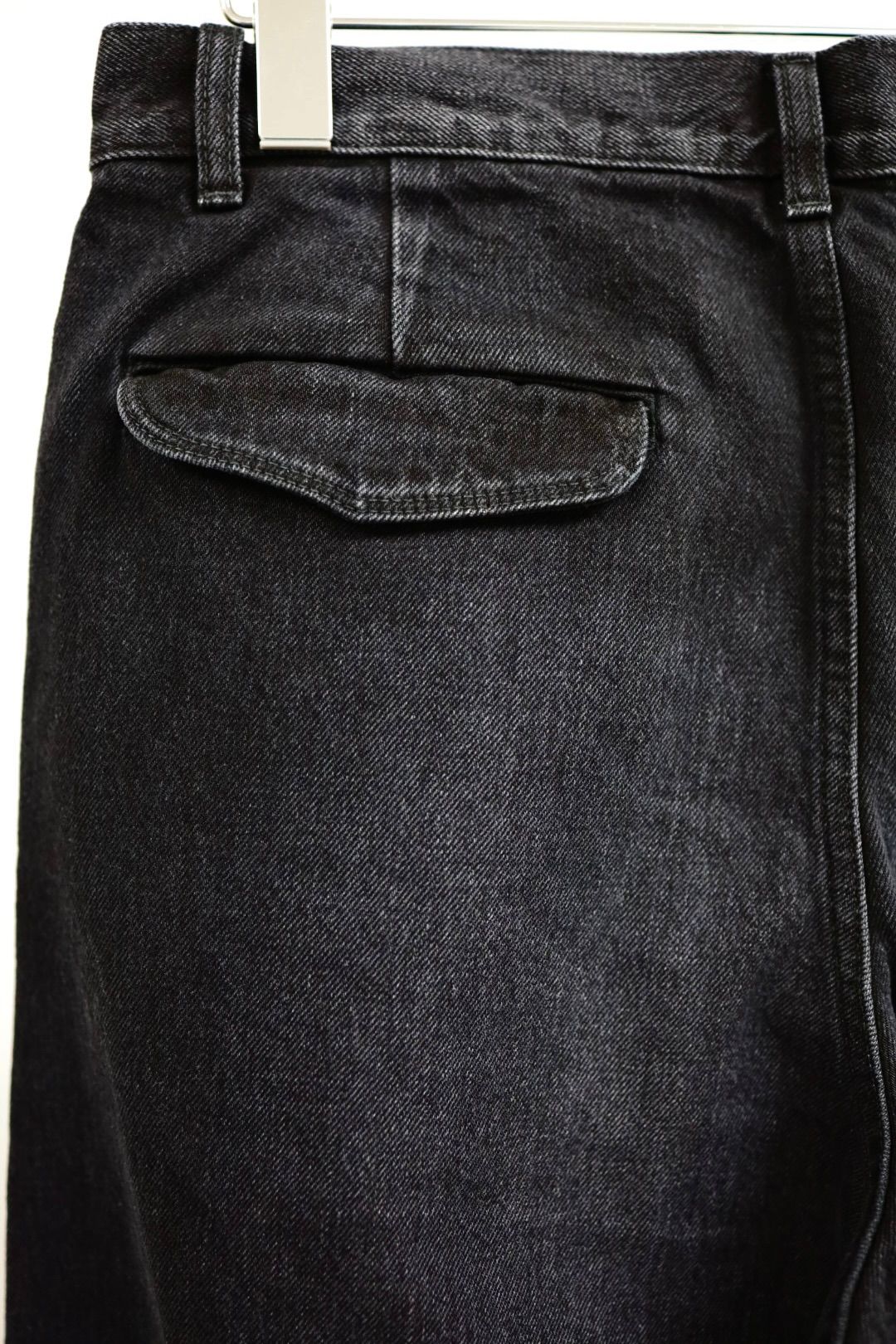 グラフペーパー Selvage Denim Two Tuck Pants(GU261-40061DB)BLACK_DARK FADE