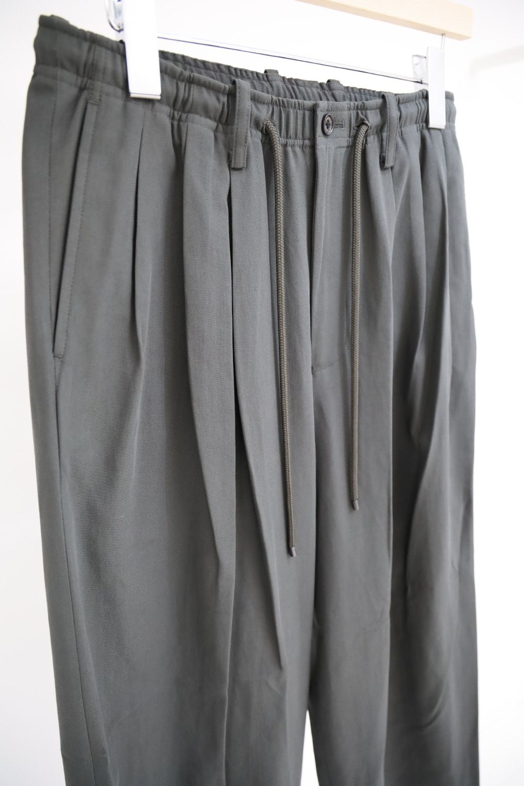 マーカウェア 26SS  60/2オーガニック強燃ボイル3/2ツイル / トリプルプリーテッドイージートラウザーズ(A26A16PT02C)Charcoal☆新作発売！