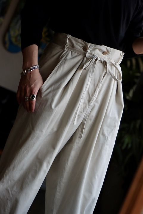 blurhms Selvage Twill Button Tuck Easy Pantsスタイル