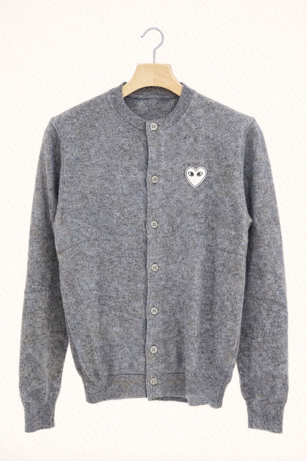 プレイコムデギャルソン ROUND NECK CARDIGAN (GRAY/WHITE HEART)☆新作発売！