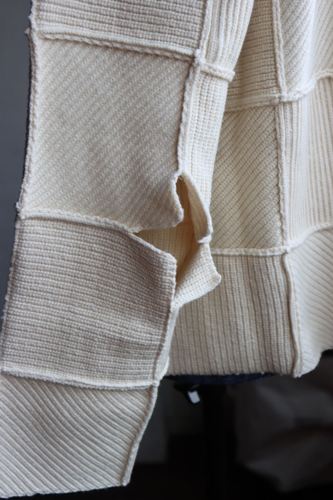 ヨーク24SS PATCHWORK RIB BUTTONED CARDIGAN(YK24SS0683S)ECRU