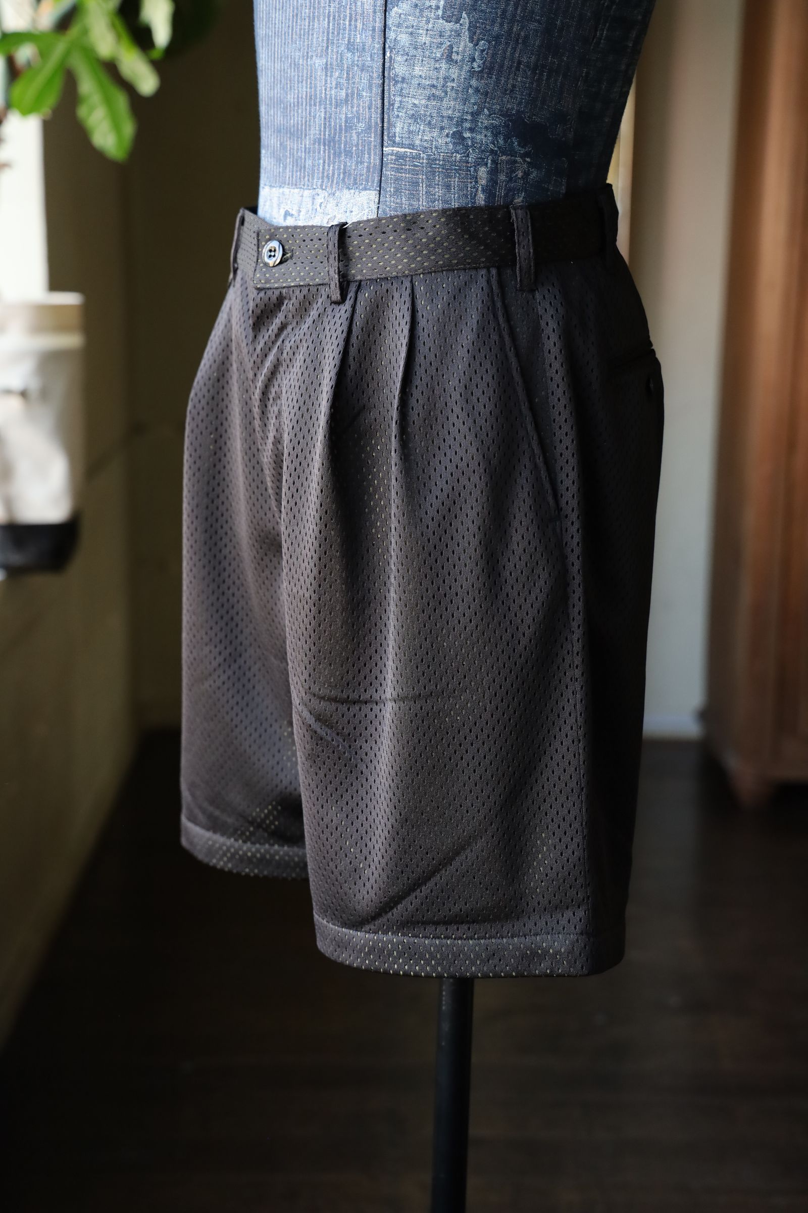 イズネス25SS DOUBLE MESH TWOTUCK SHORTS(25SS_25_1007SSSH04-M1)BLACK×KHAKI