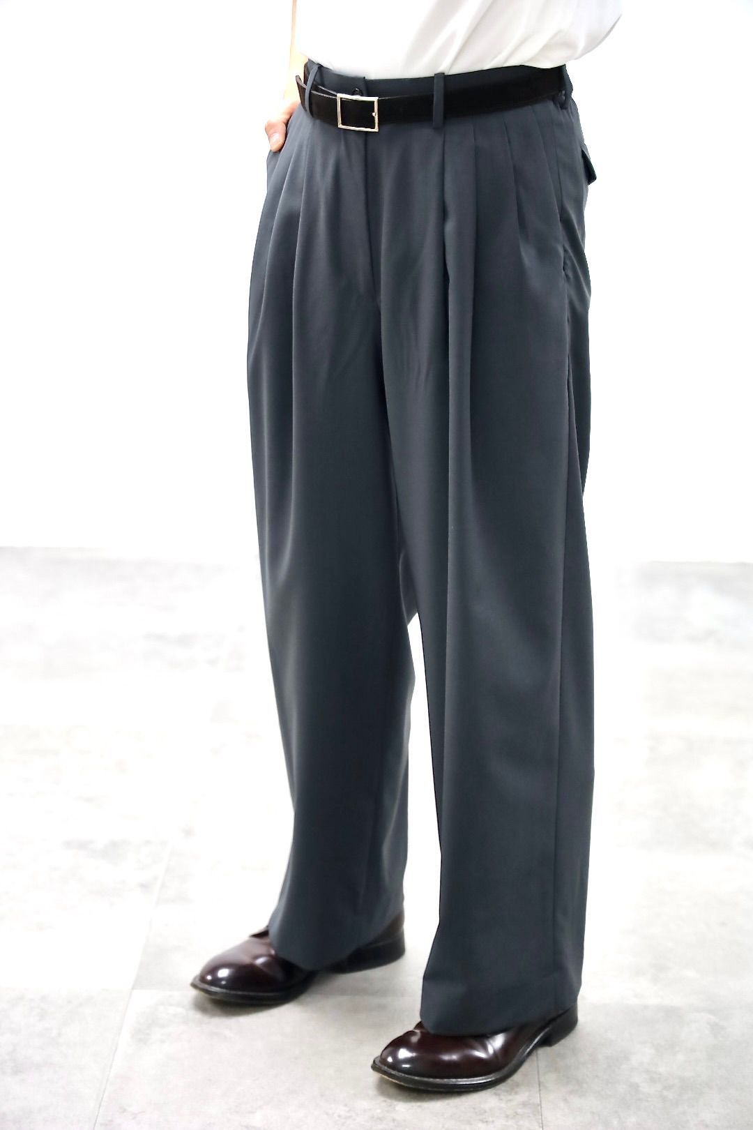 MARKAWARE 26SS ワイドトラウザーズTRIPLE PLEATED WIDE TROUSERS(A26A15PT03C)CHARCOAL☆新作発売！