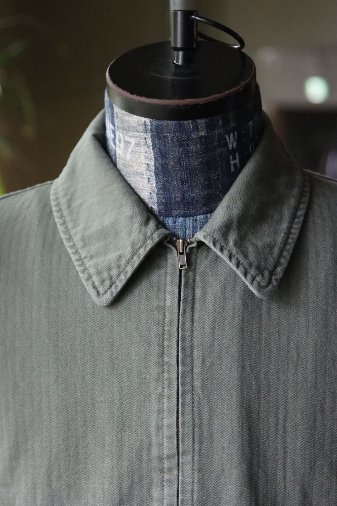 イズネス25AW HERRINGBONE ZIP JACKET(1007AWJK06)KHAKI