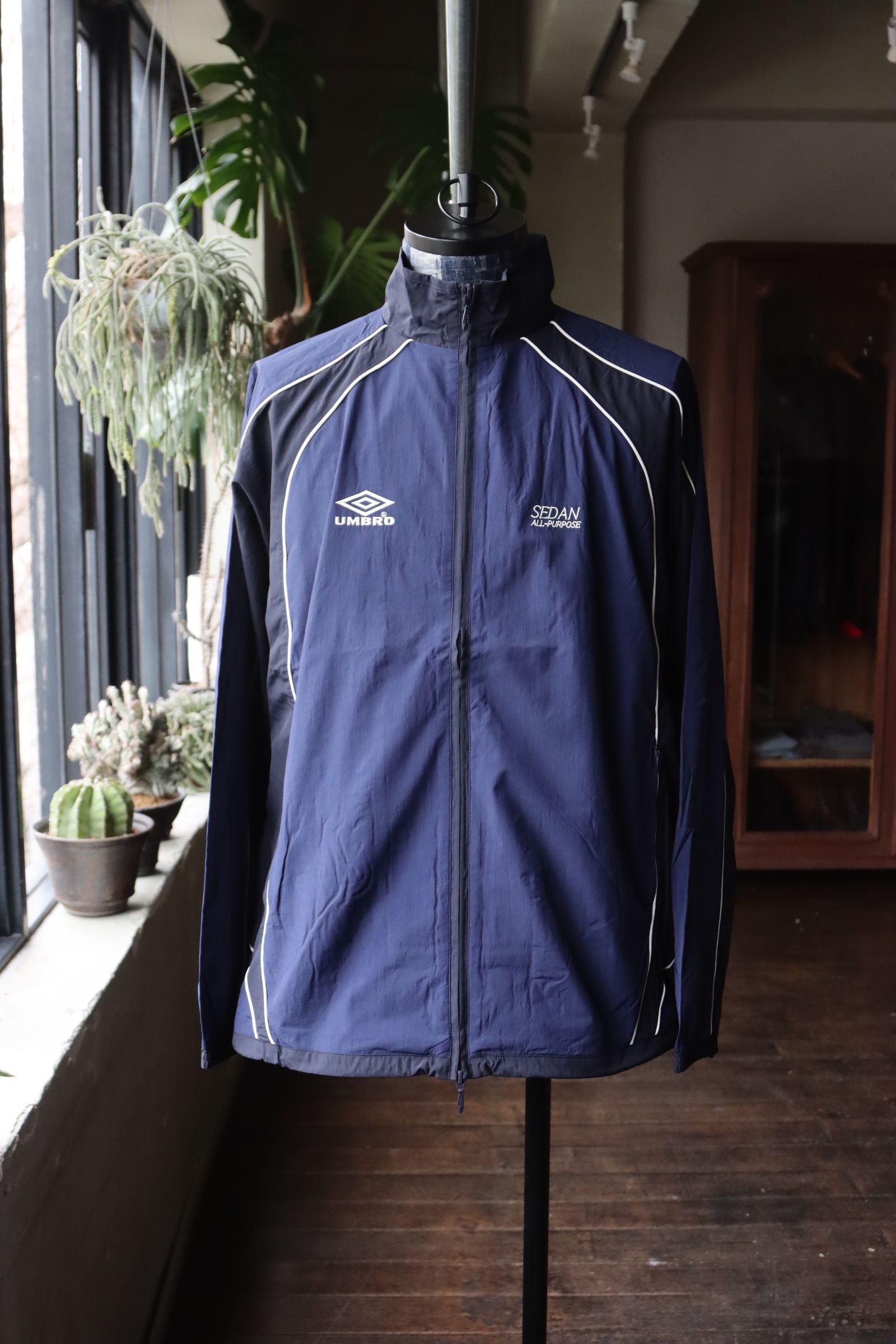 セダンオールパーパス SS24 UMBRO® Woven Track Jacket(SD24S-JK05) Deep Navy☆3月9日(土)発売！