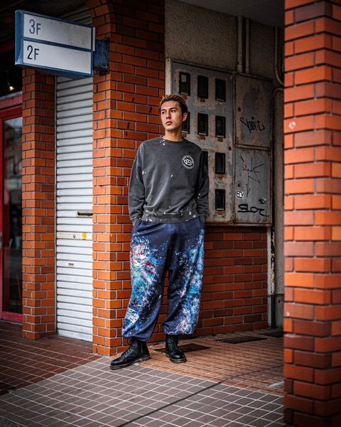 TALKING ABOUT THE ABSTRACTION DAMAGE CREW SWEAT スタイル