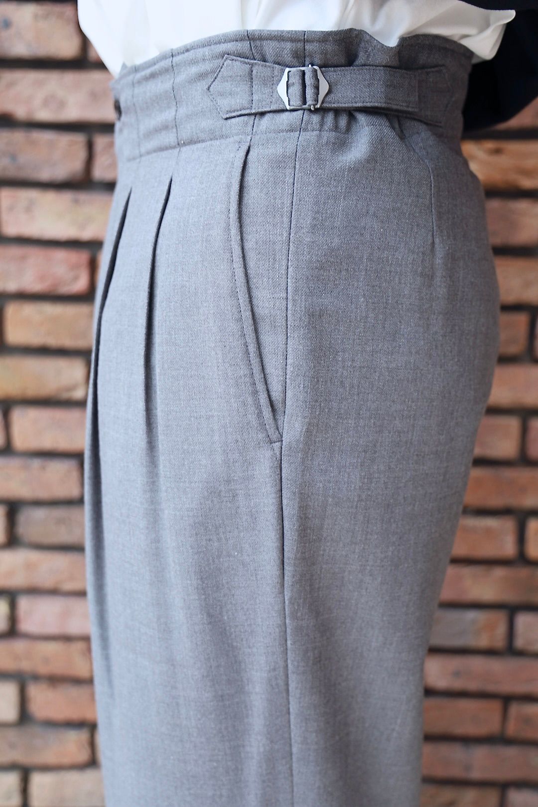 marka マーカ 26SS TWO TUCK MILITARY TROUSERS -RECYCLED POLYESTER NON-MULESED WOOL GABARDINE-(M26A06PT01C)GRAY☆新作発売！