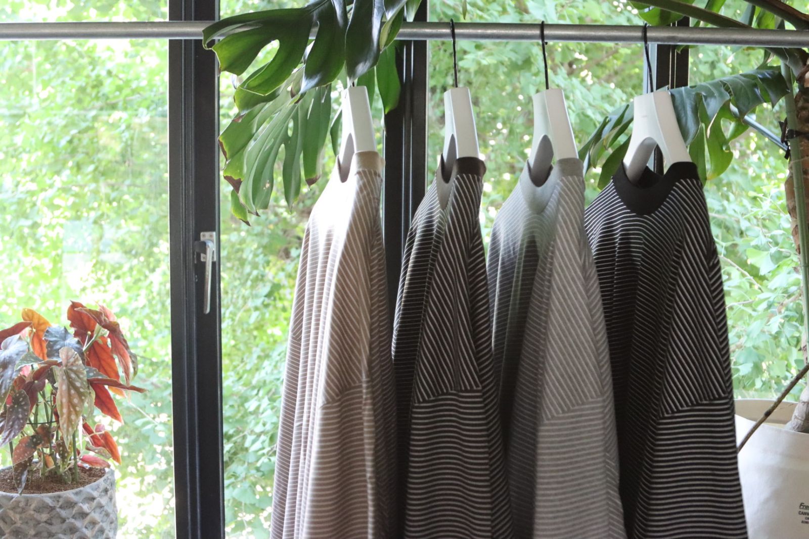 イズネス23AW バルーンロングスリーブTシャツ BALLOON LONG SLEEVE T-SHIRT(1004AWCS03)BEIGE×WHITE border