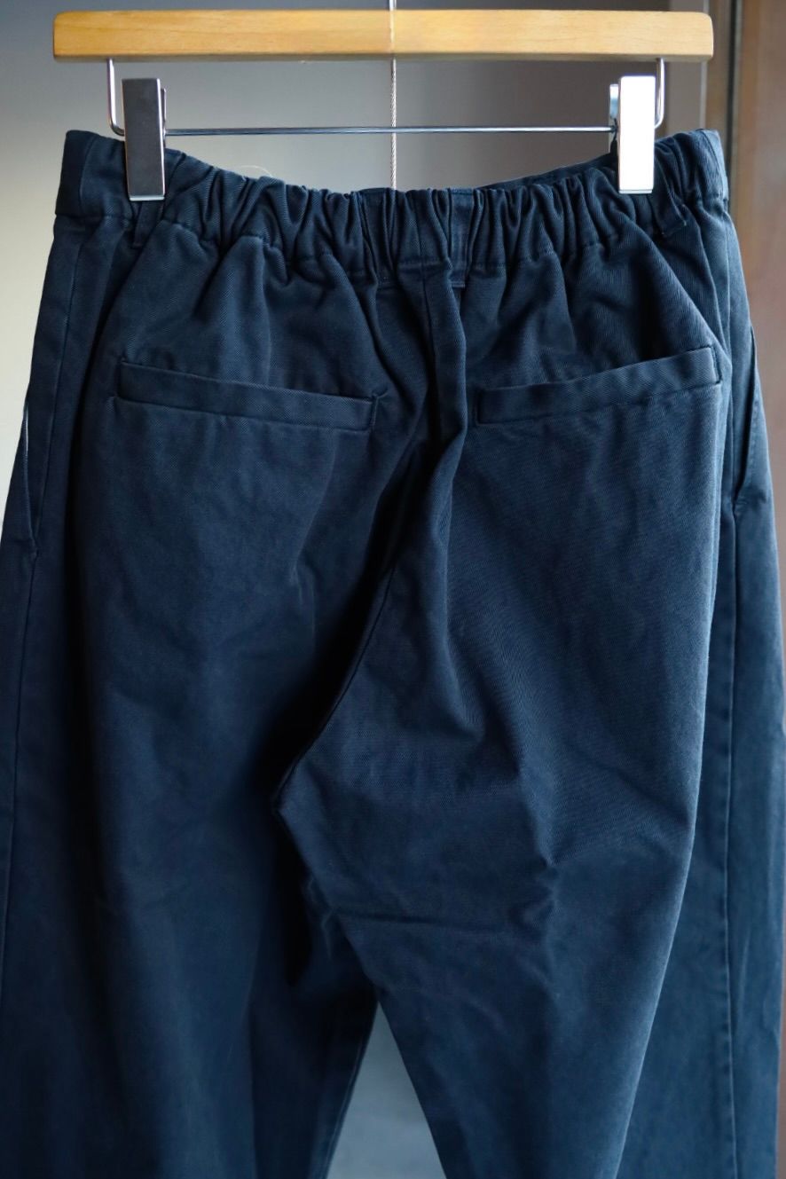イズネス 25AW TWILL TUCK TROUSERS(25AW_20_2020AWPT06-O)NAVY☆新作発売！