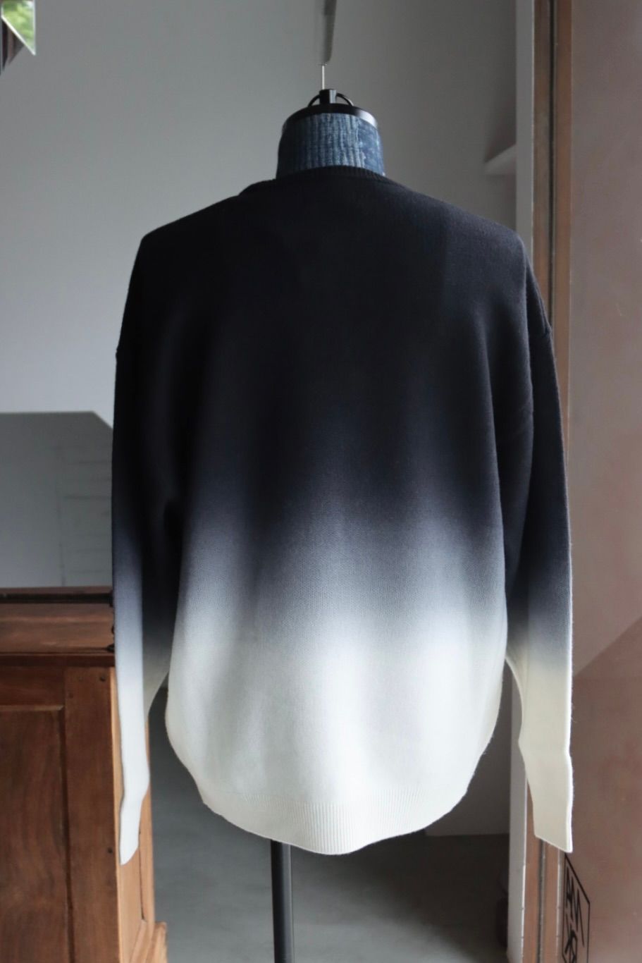 グラフペーパー 25AW Gradient Dyed Crewt Neck Knit(GU253-80492)BLACK☆9月27日(土)発売！