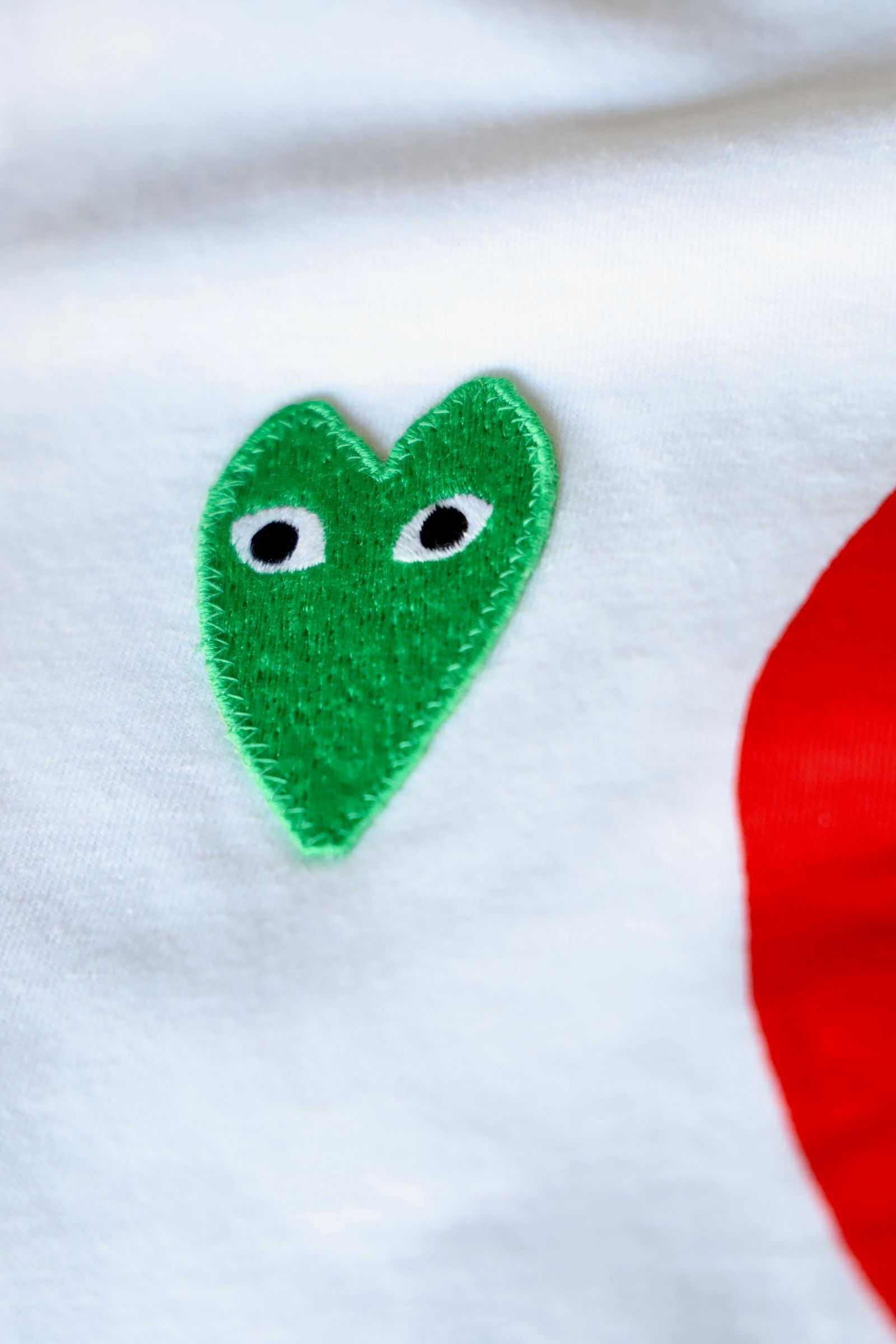 PLAYプレイコムデギャルソン レッド ブラック グリーン エンブレムTシャツ (RED)