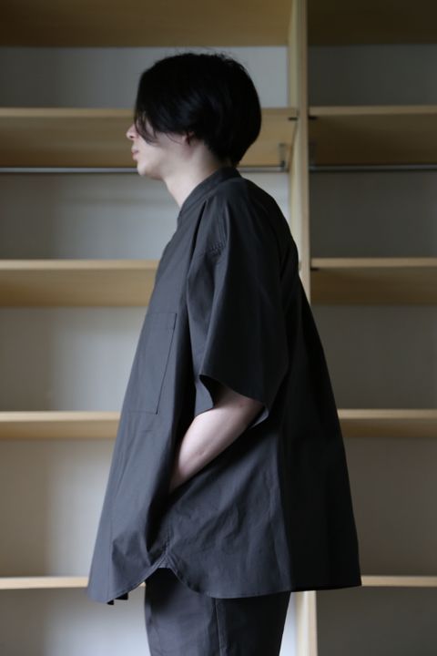 Graphpaper Stretch Typewriter Stand Collar Short Yoke Sleeve Shirt(GM212-40615B) style.2021.6.12