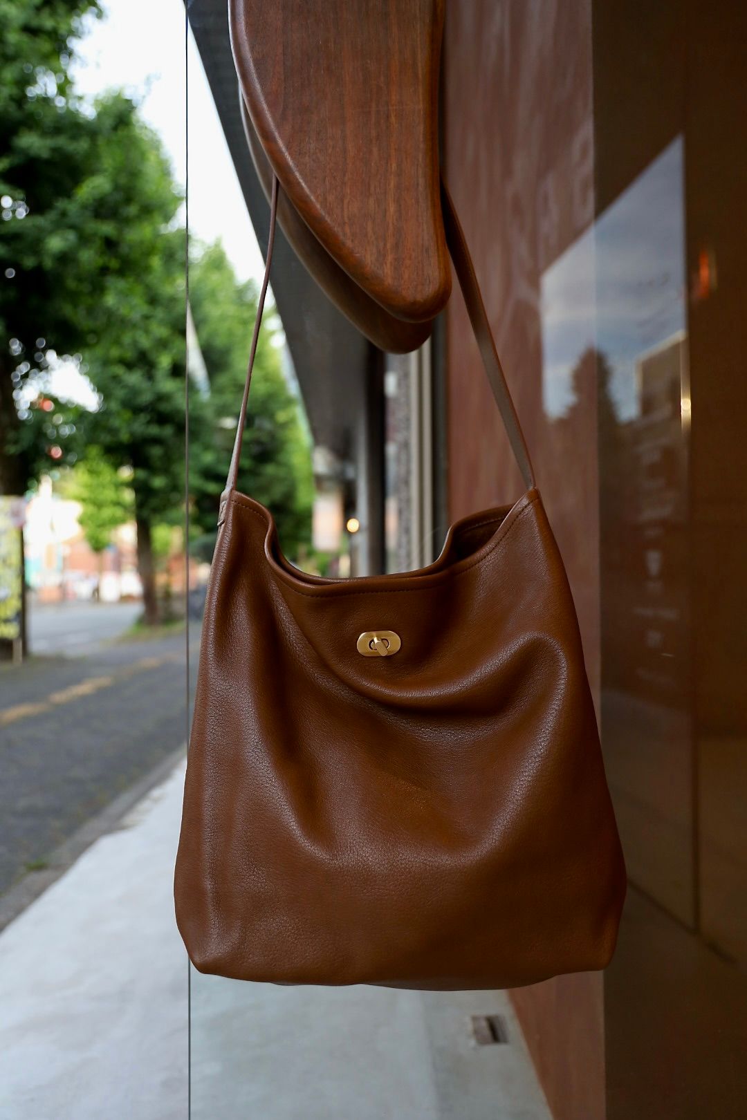 エンダースキーマ バッグ twist shoulder large(zw-b-tsb)cognac