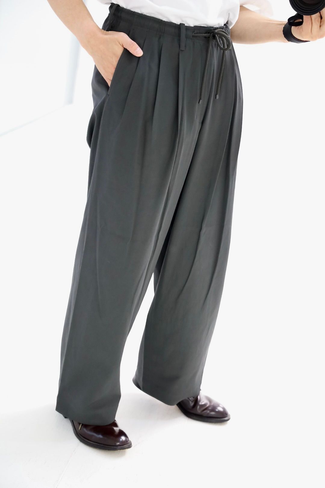 マーカウェア 26SS  60/2オーガニック強燃ボイル3/2ツイル / トリプルプリーテッドイージートラウザーズ(A26A16PT02C)Charcoal☆新作発売！