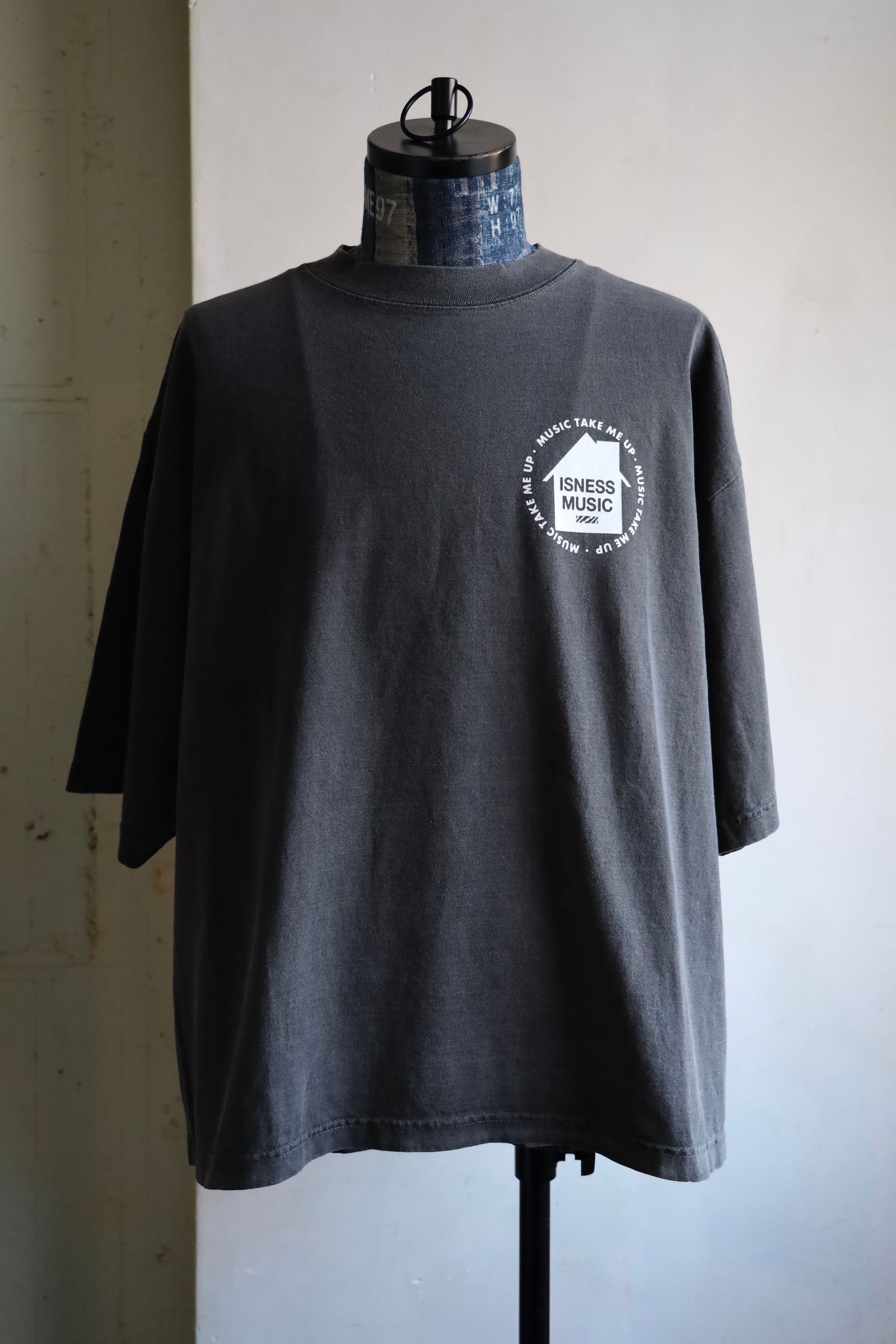 イズネスミュージック 25SS HOUSE MUSIC WILL NEVER DIE T-SHIRT(IMP5_02_H.M.N.DT01)SUMI(CHARCOAL)