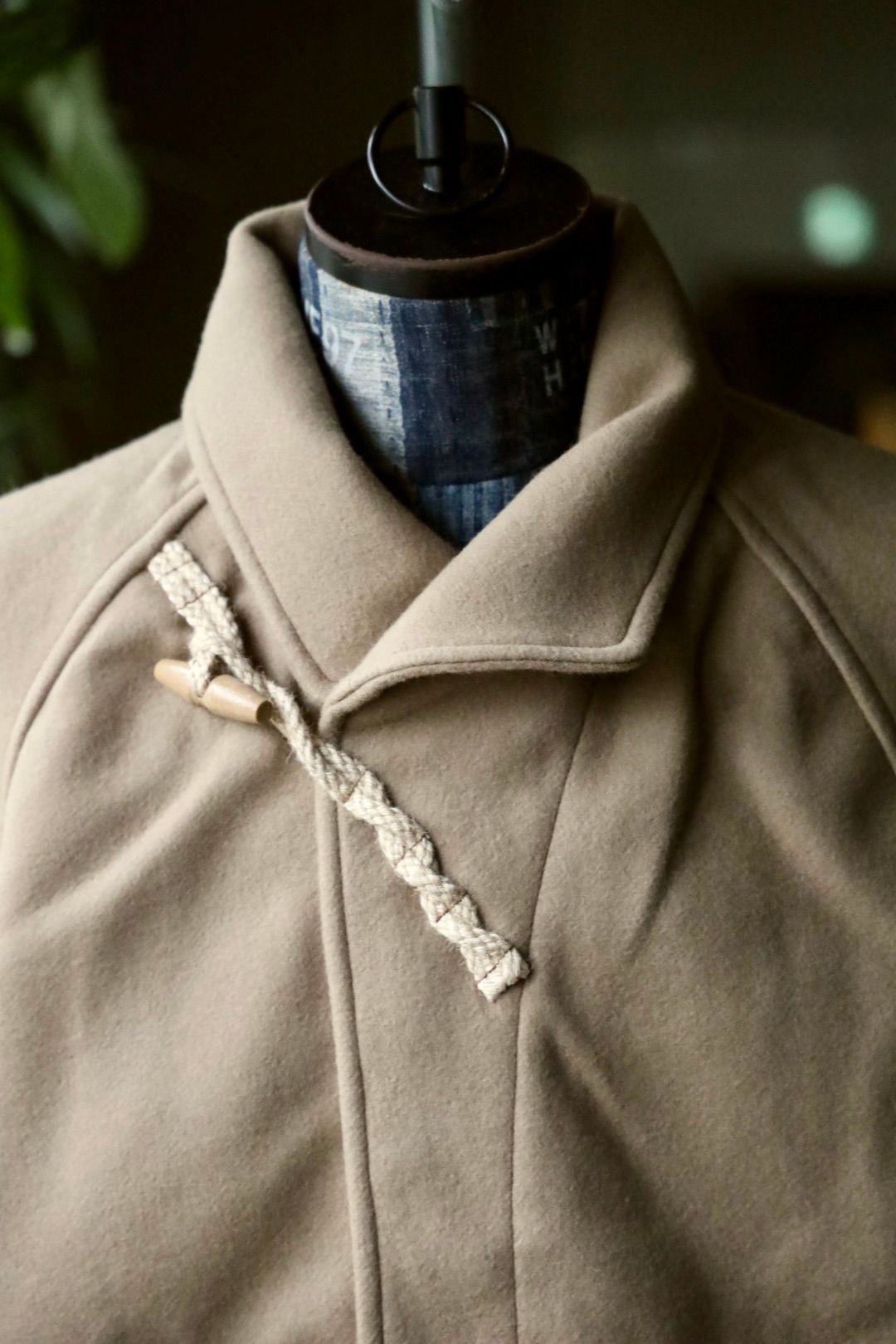 イズネス 25AW DUFFLE SMOCKS COAT (25AW_32_1007AWCOAT02)BEIGE☆新作発売！