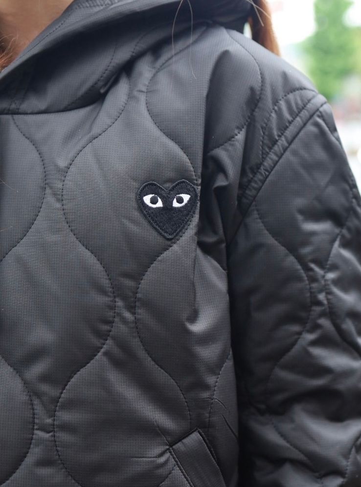 PLAY COMME des GARCONS 新作BLACKエンブレムキルティングフーディstyle.2026.7.5