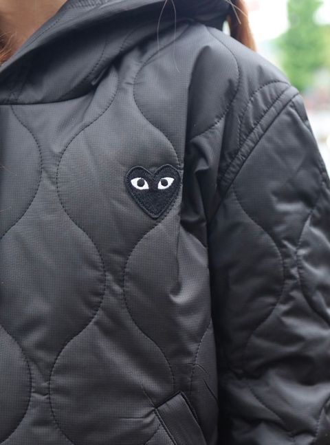 PLAY COMME des GARCONS 新作BLACKエンブレムキルティングフーディstyle.2026.7.5