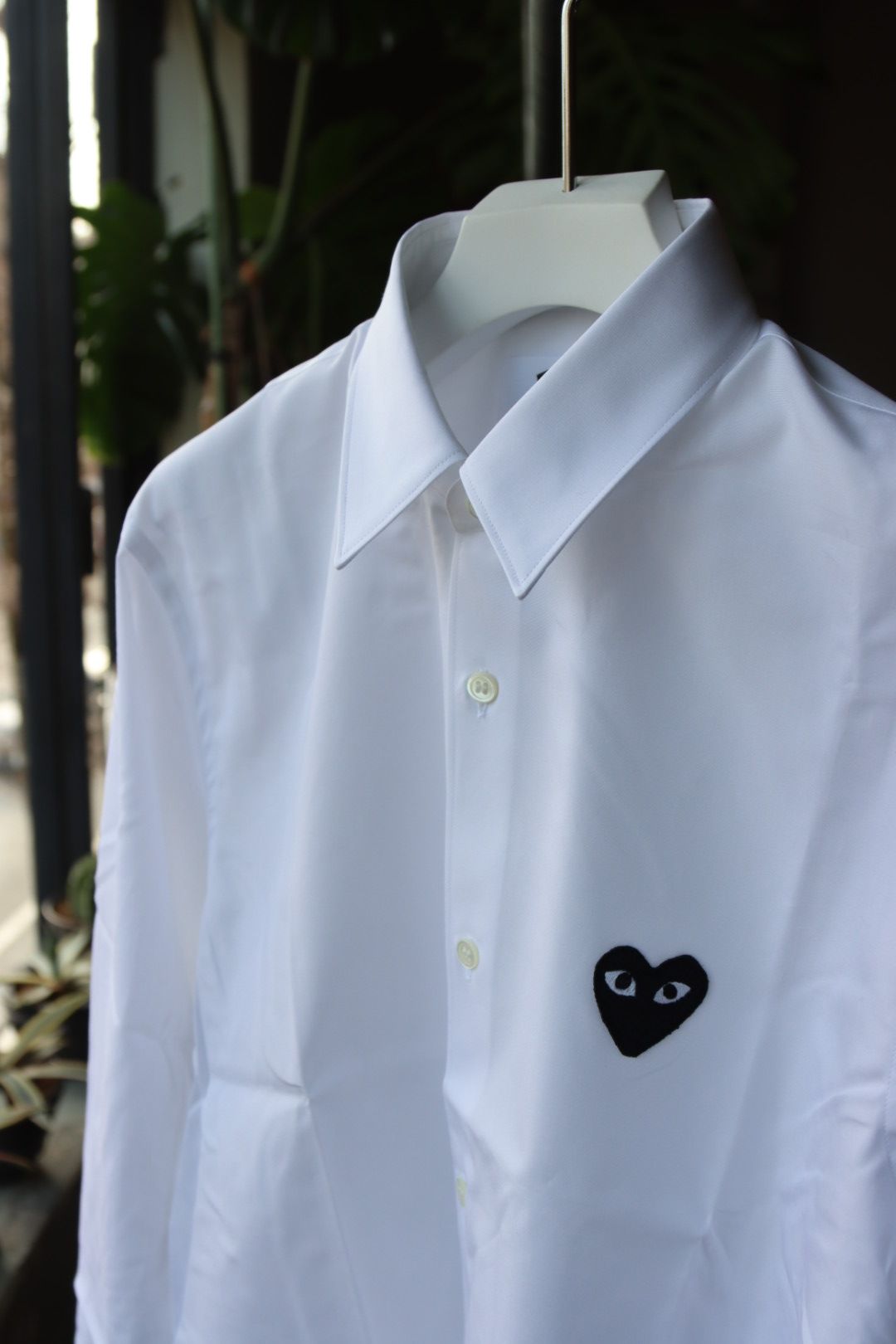 プレイコムデギャルソン MEN'S SHIRT (WHITE×BLACK HEART)