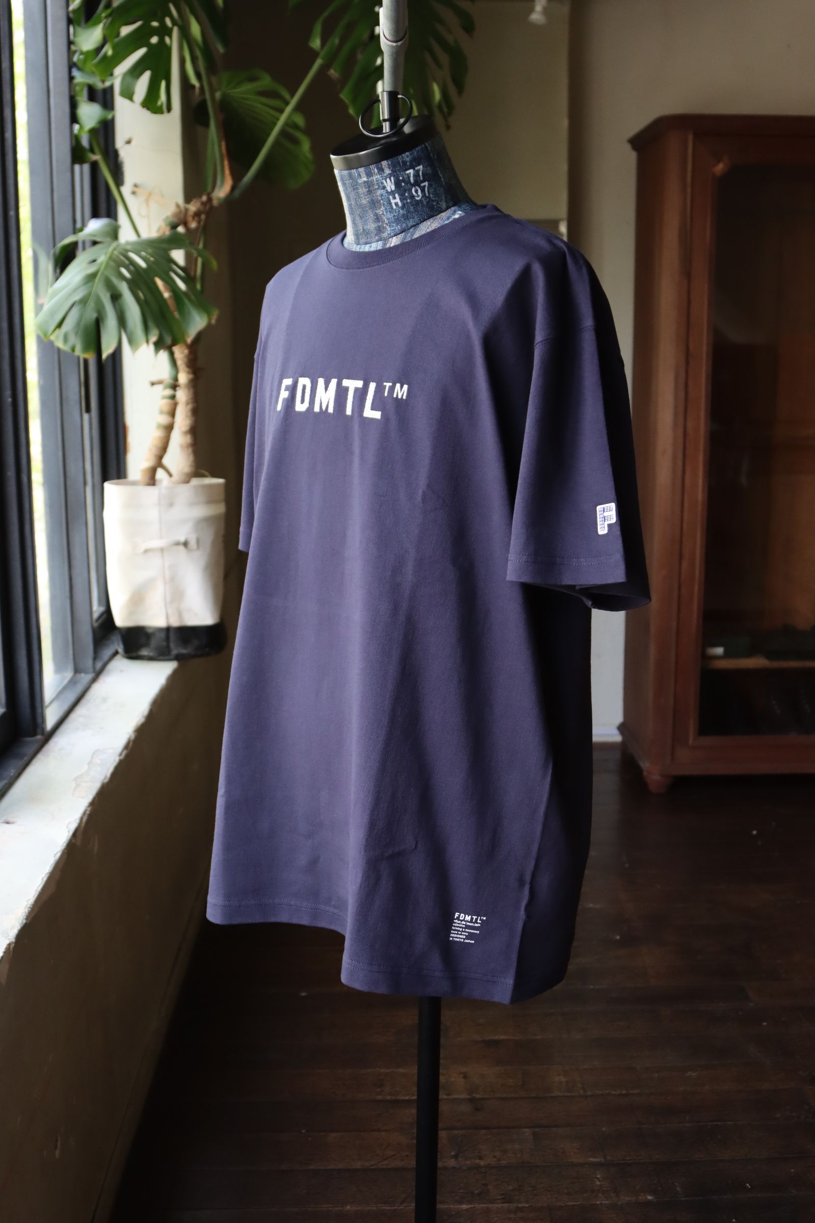 ファンダメンタル  刺繍ロゴTシャツ EMBROIDERY LOGO TEE (FA24TE15)NAVY