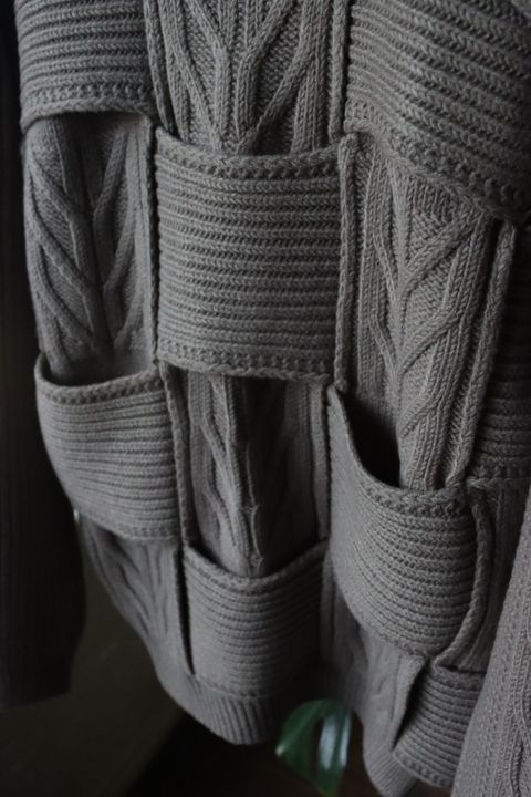 YOKE CROSSING CABLE CREW NECK KNIT"GREIGE"style
