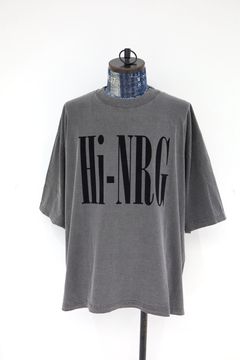 イズネスミュージック 26SS HI-NRG FLOCKY PRINT T-SHIRT(IMP7_28_HI-NRG5ST01)SUMI(CHARCOAL)☆新作発売！