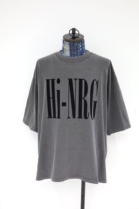 イズネスミュージック 26SS HI-NRG FLOCKY PRINT T-SHIRT(IMP7_28_HI-NRG5ST01)SUMI(CHARCOAL)☆新作発売！